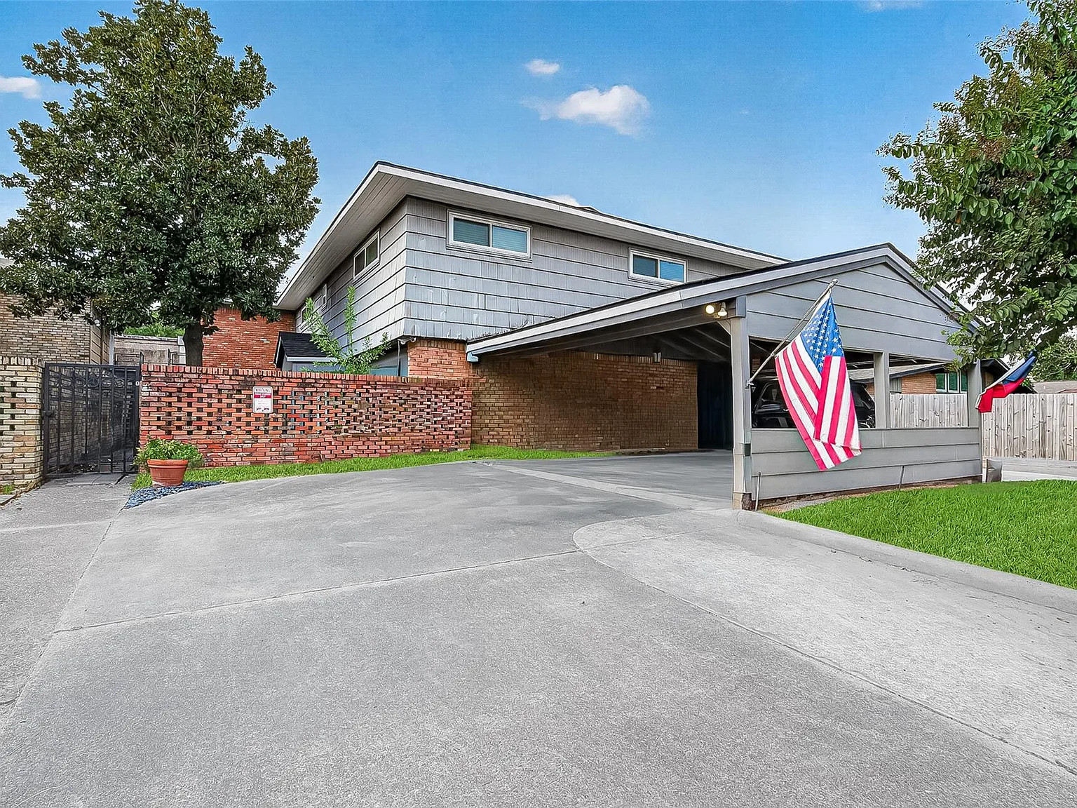 2 bed, 1.5 bath, 1300 sqft, $2,000 — Photo 1