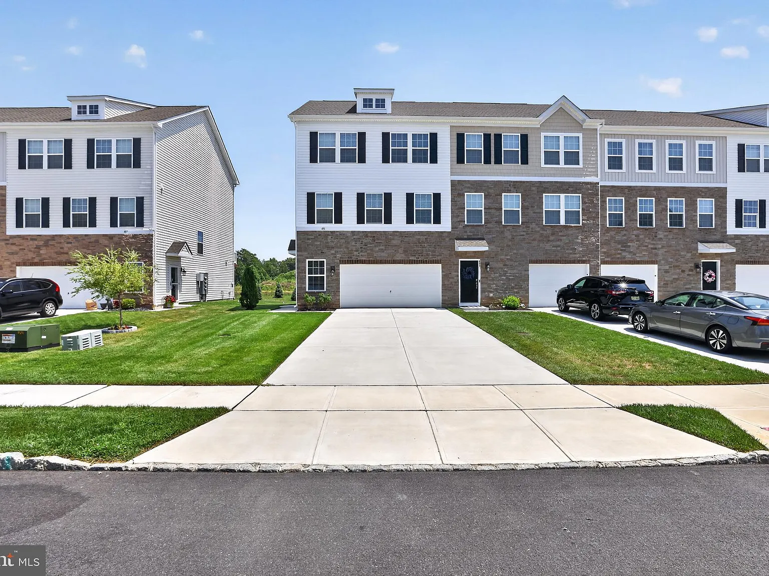 3 bed, 2.5 bath, 2208 sqft, $3,300 — Photo 1