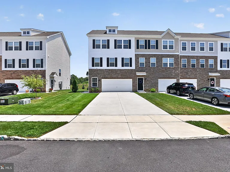 491 N Palace Dr — Photo 1