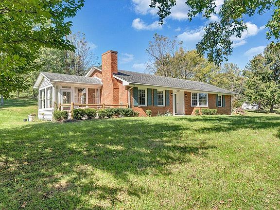5th image of 5785 Cloverdale Rd