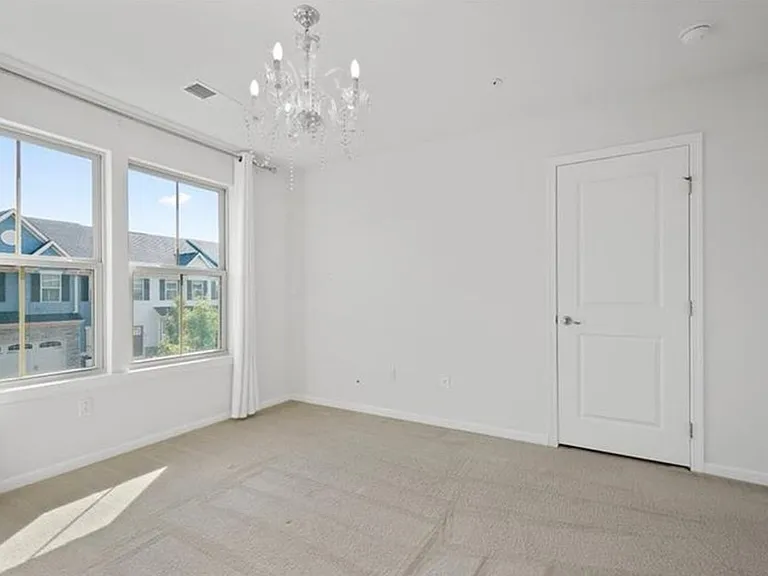 2029 Connecticut Ln — Photo 12