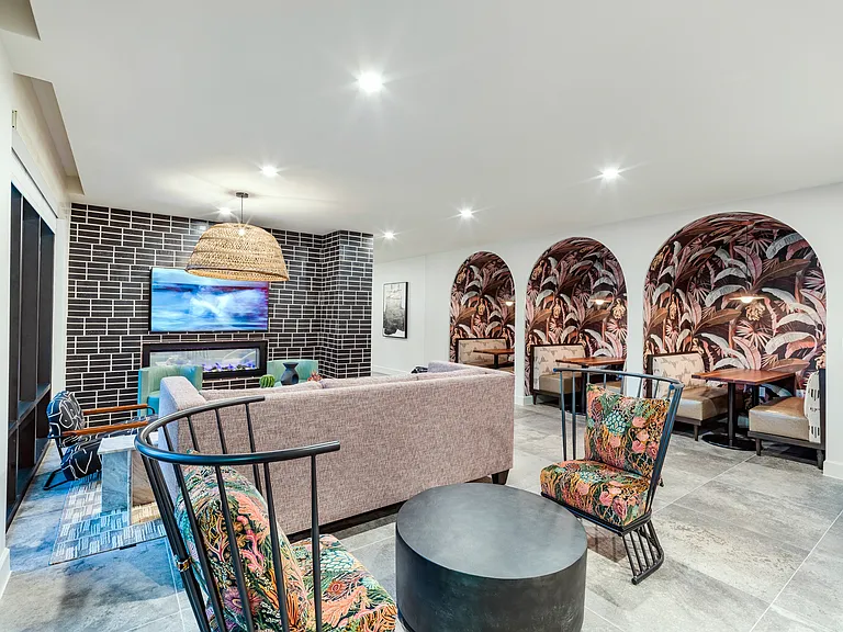 Get a new view on Dallas living at Modera Trinity. Curated amenities with multi-use spaces effortlessly cater to your every need.