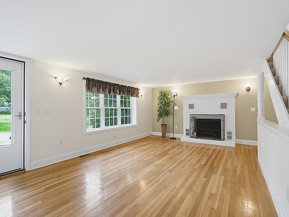 4th image of 35 Pleasant Street