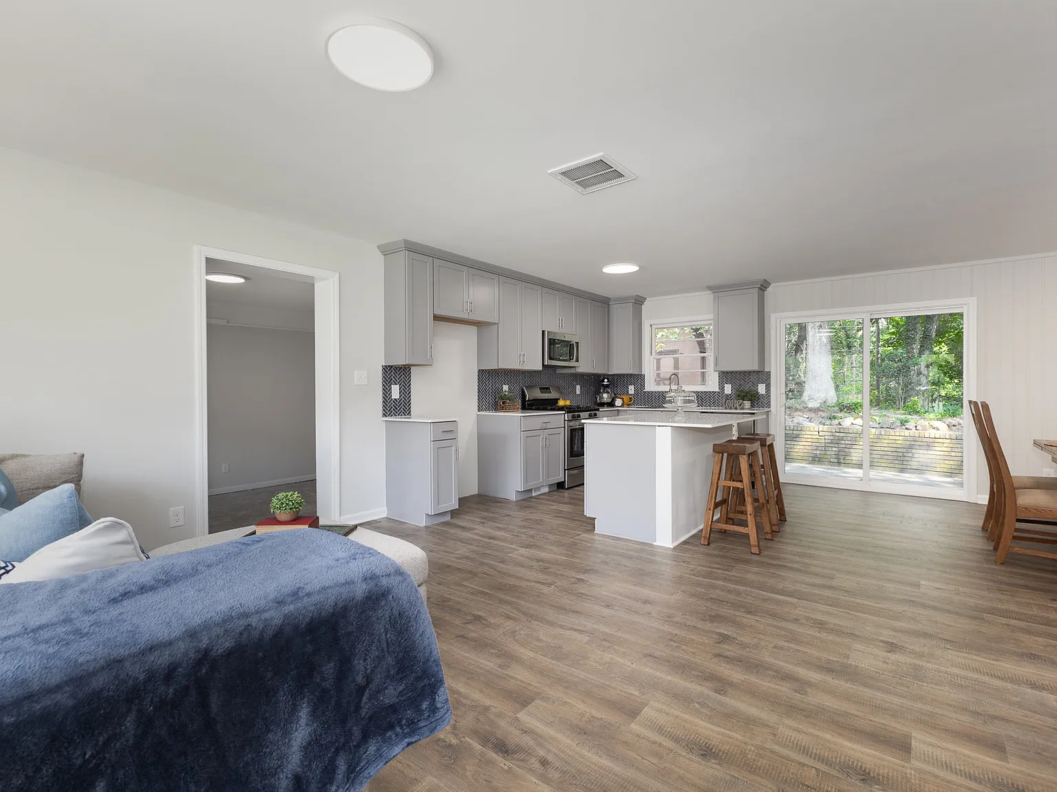 3 bed, 1.5 bath, 1448 sqft, $2,095 — Photo 3