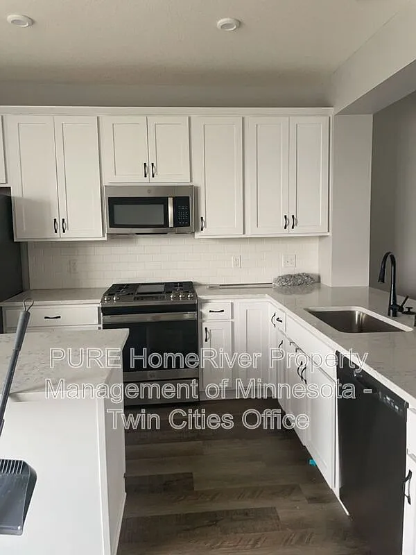 3 bed, 3.0 bath, 1943 sqft, $2,475 — Photo 3