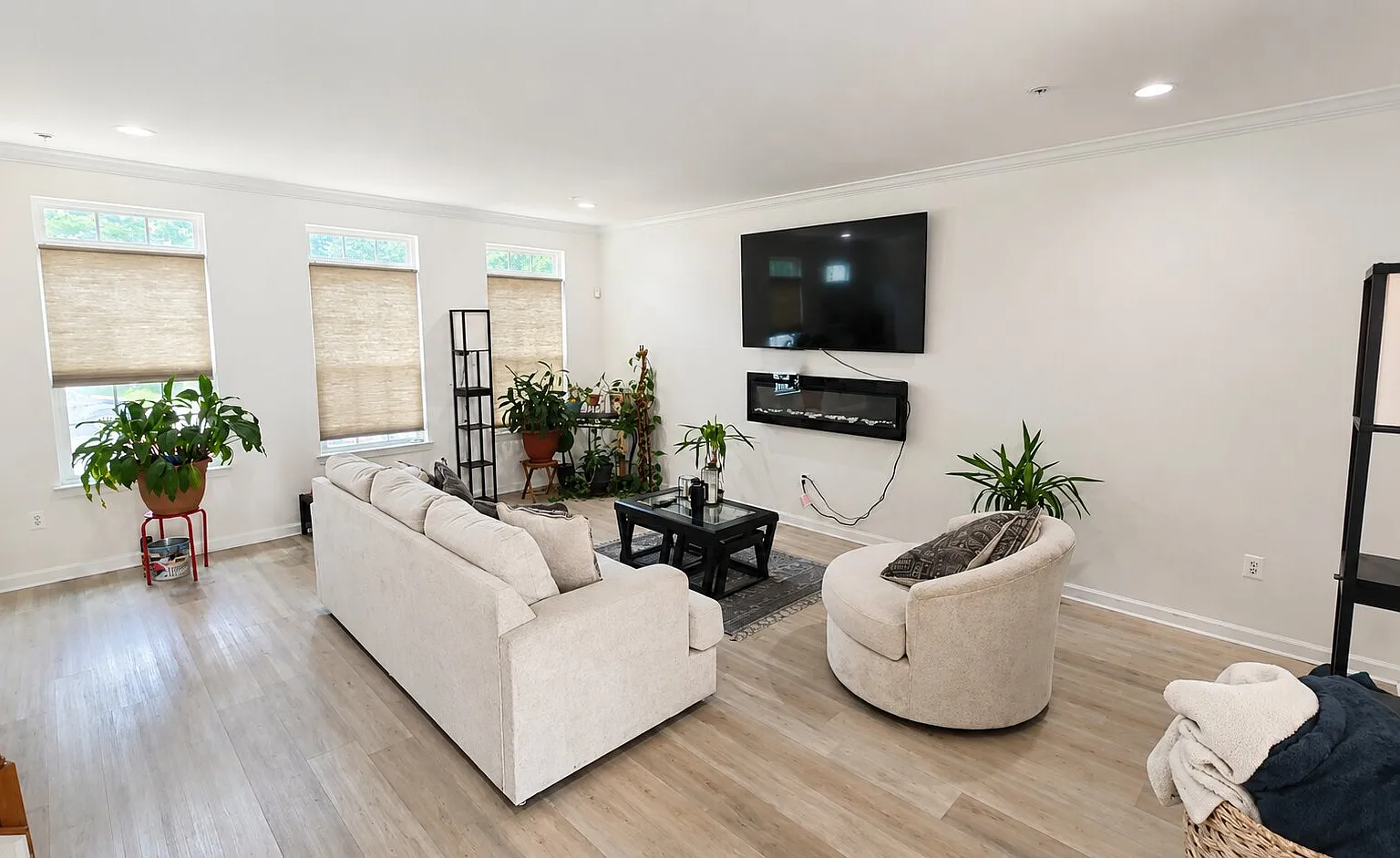 Outstanding 3BR TH for Rent — Photo 4
