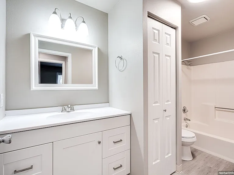 560 W Linwood Ave — Photo 25
