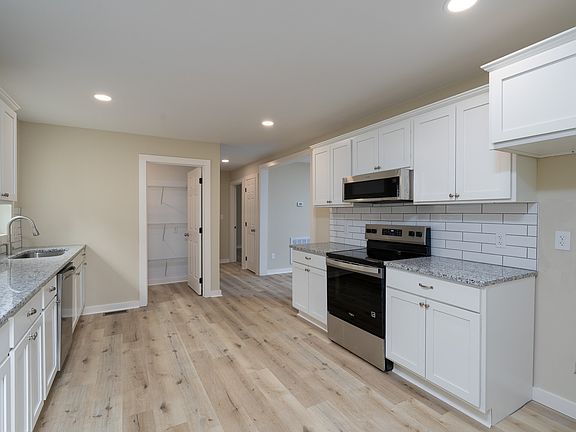 4th image of 185 Garden Ln