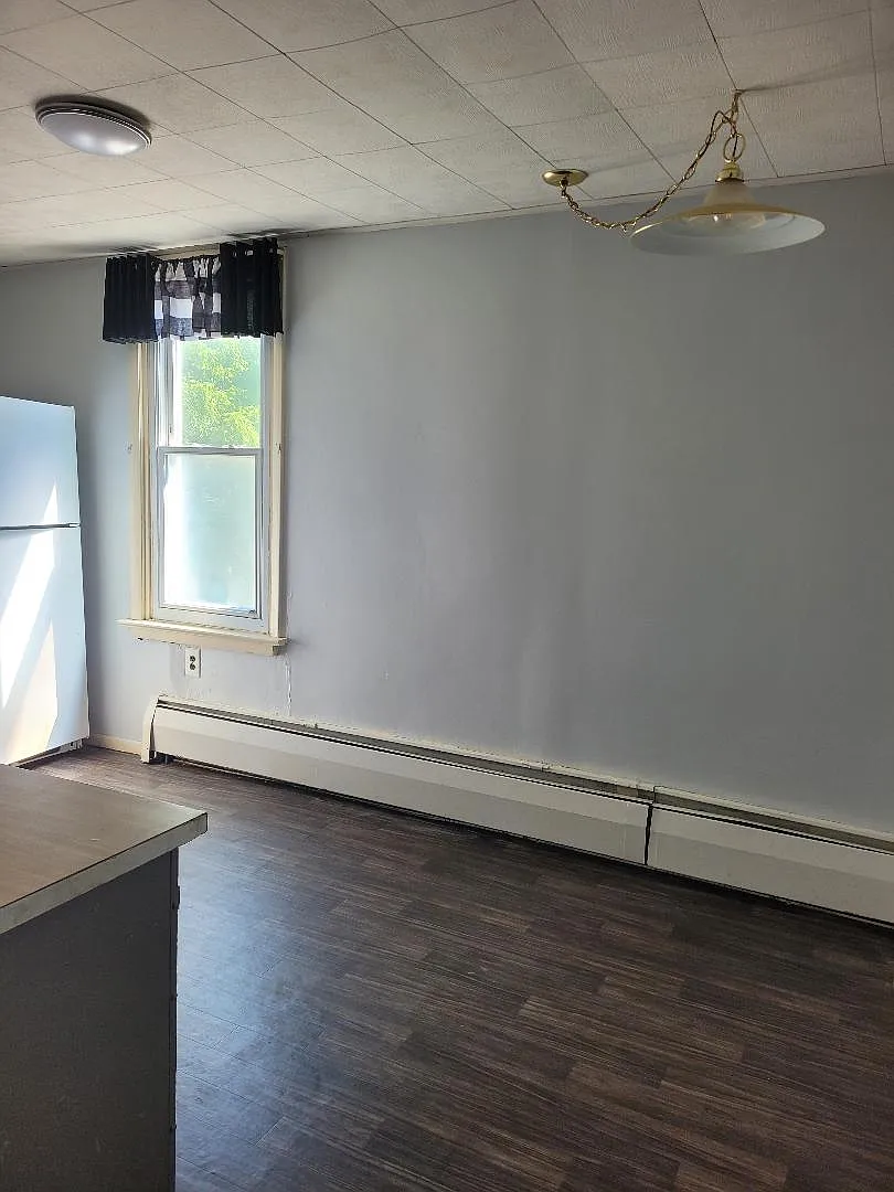 4 bed, $1,700 — Photo 2