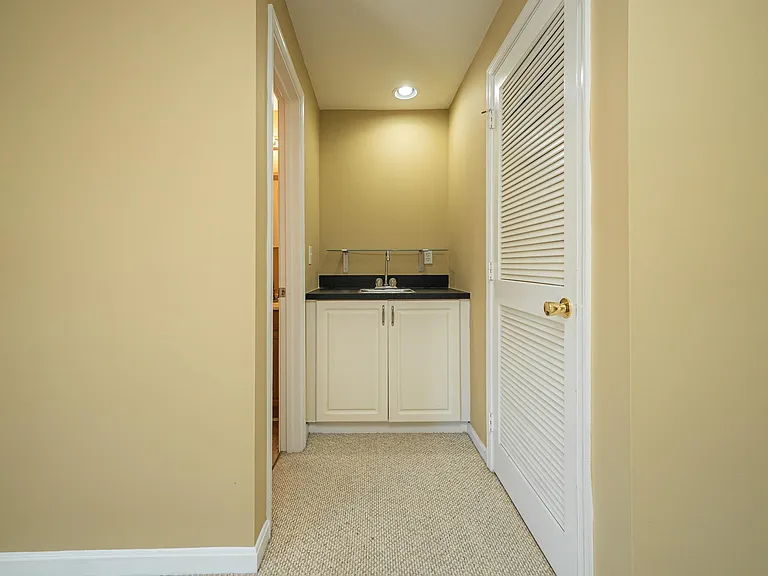 7036 Kings Manor Dr — Photo 32
