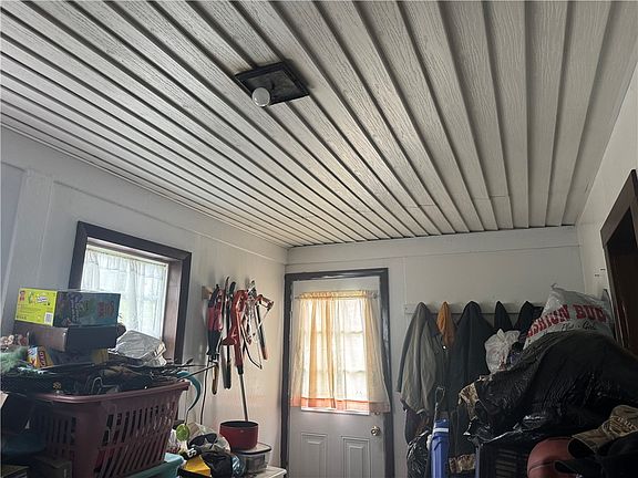 3rd image of 122 E Broad St