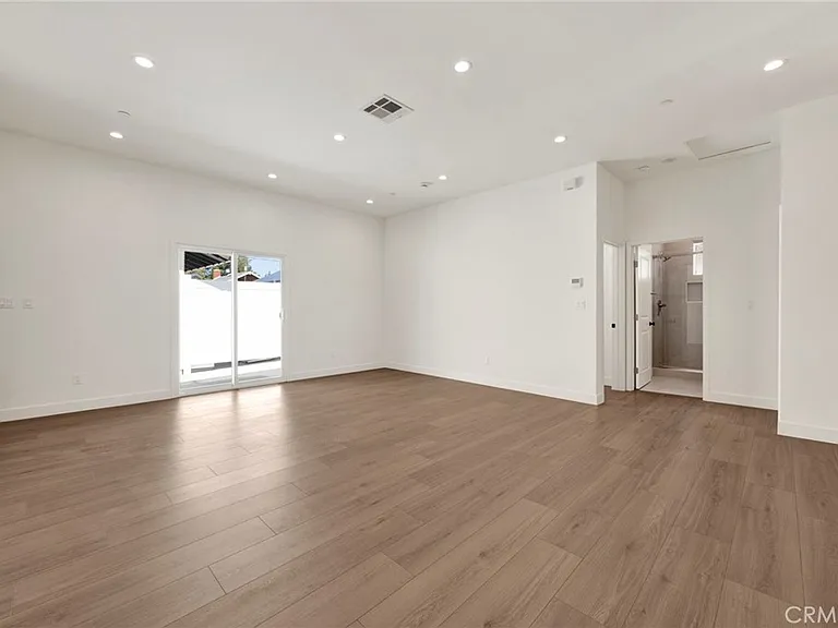 22538 Roscoe Blvd — Photo 7