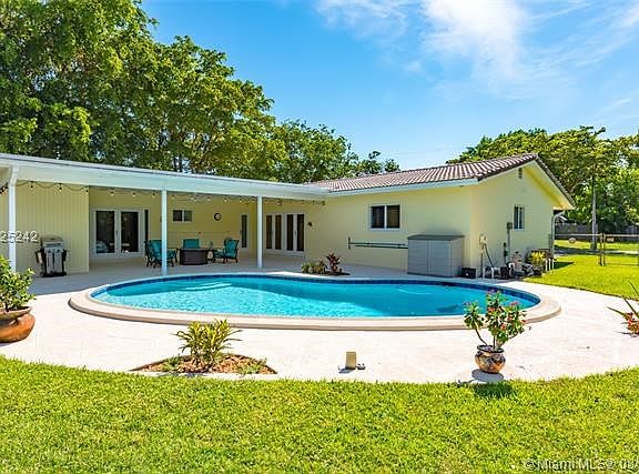 RELAX IN THE SPARKLING REFRESHING POOL