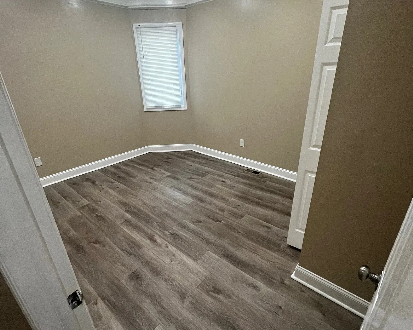 1 bed, 1100 sqft, $1,400 — Photo 4