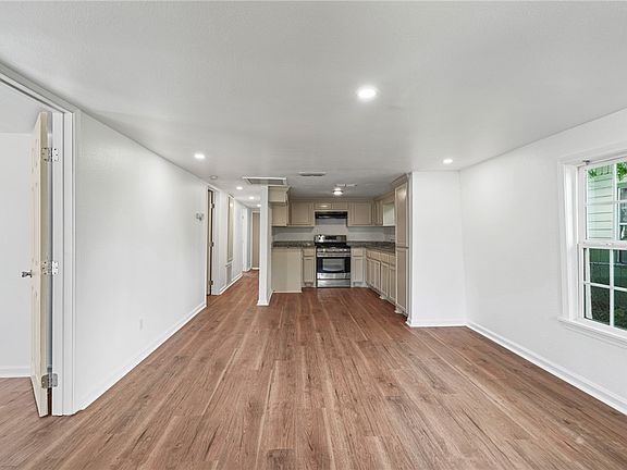 5th image of 2629 Dunbar St