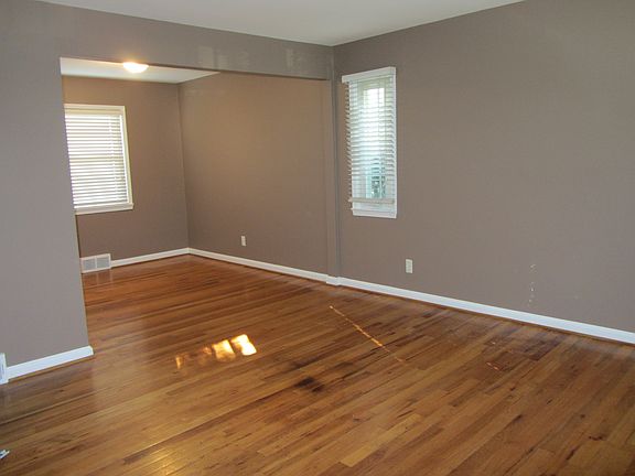 Living into dining room without furniture