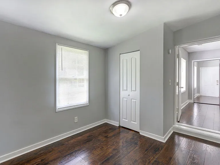 1814 E 39th St — Photo 11