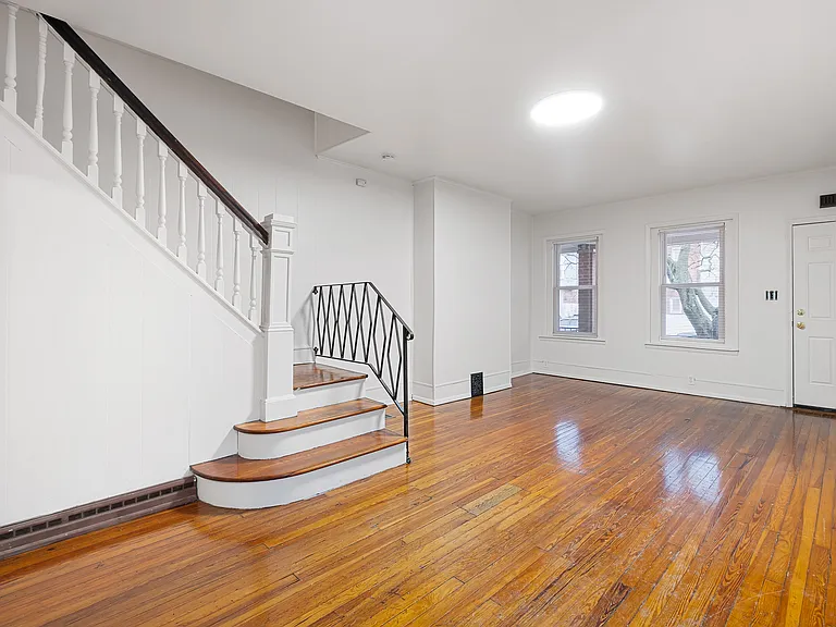 2402 N Van Buren St — Photo 4