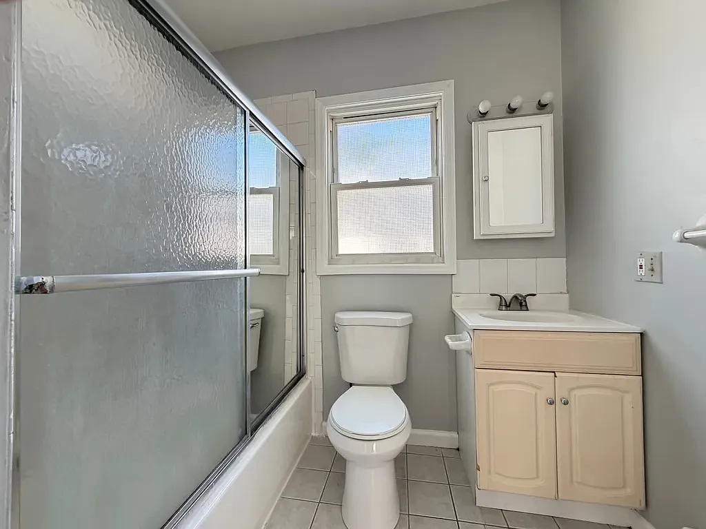 3 bed, 1000 sqft, $2,400 — Photo 3