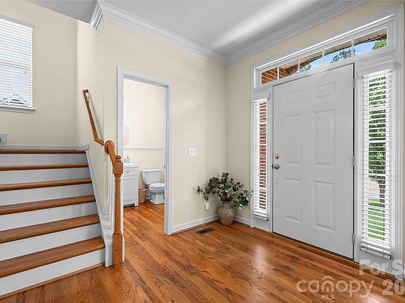 3rd image of 729 Knightswood Rd