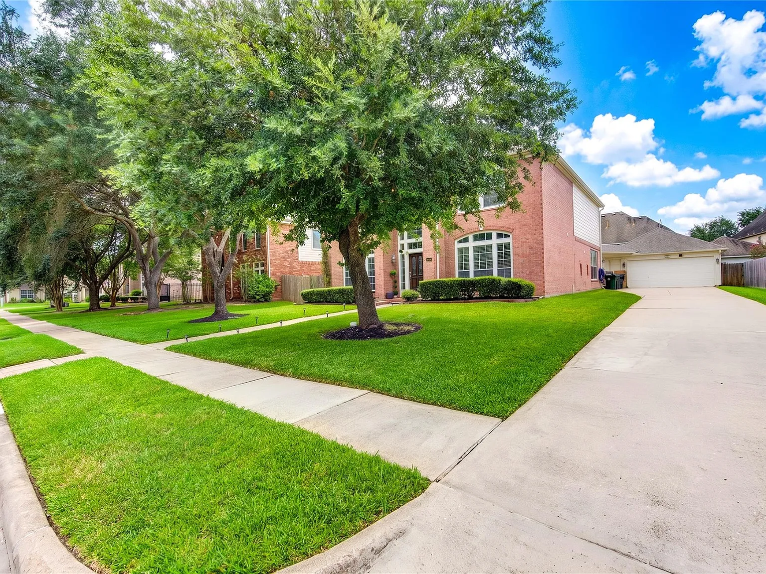 5 bed, 3.5 bath, 3319 sqft, $3,495 — Photo 3