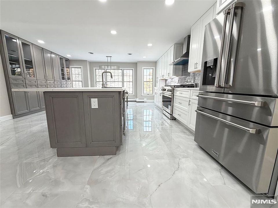 1st image of 850 Ridgewood Avenue