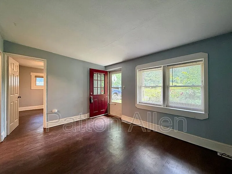 2 bed, 1.0 bath, $1,350 — Photo 2