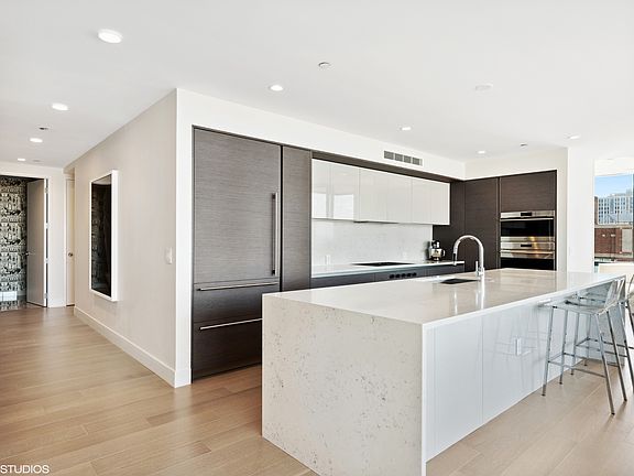 5th image of 366 W Superior St #803