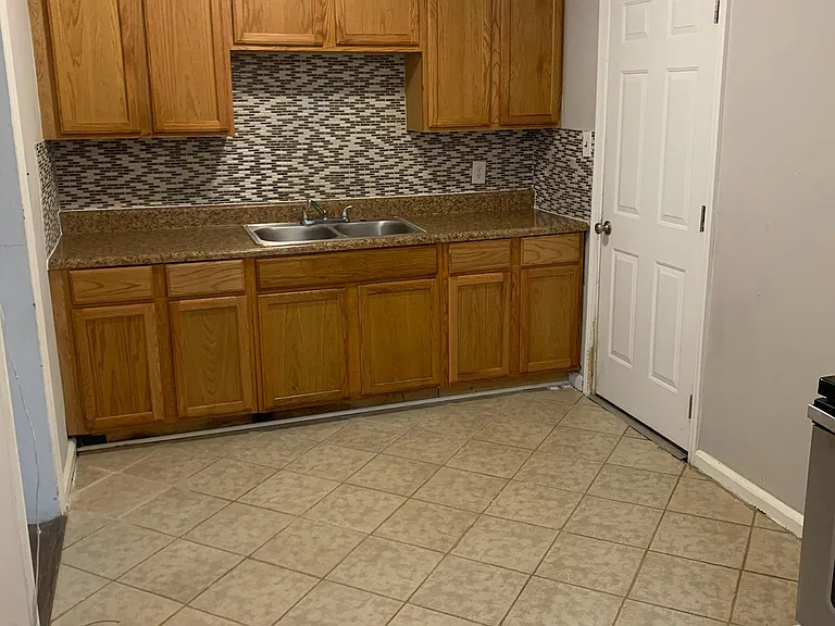 1410 Caldwell St — Photo 6