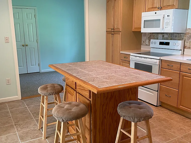 111 Maple Ln — Photo 3