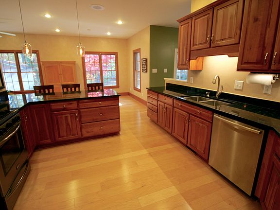 kitchen w/ touch faucet