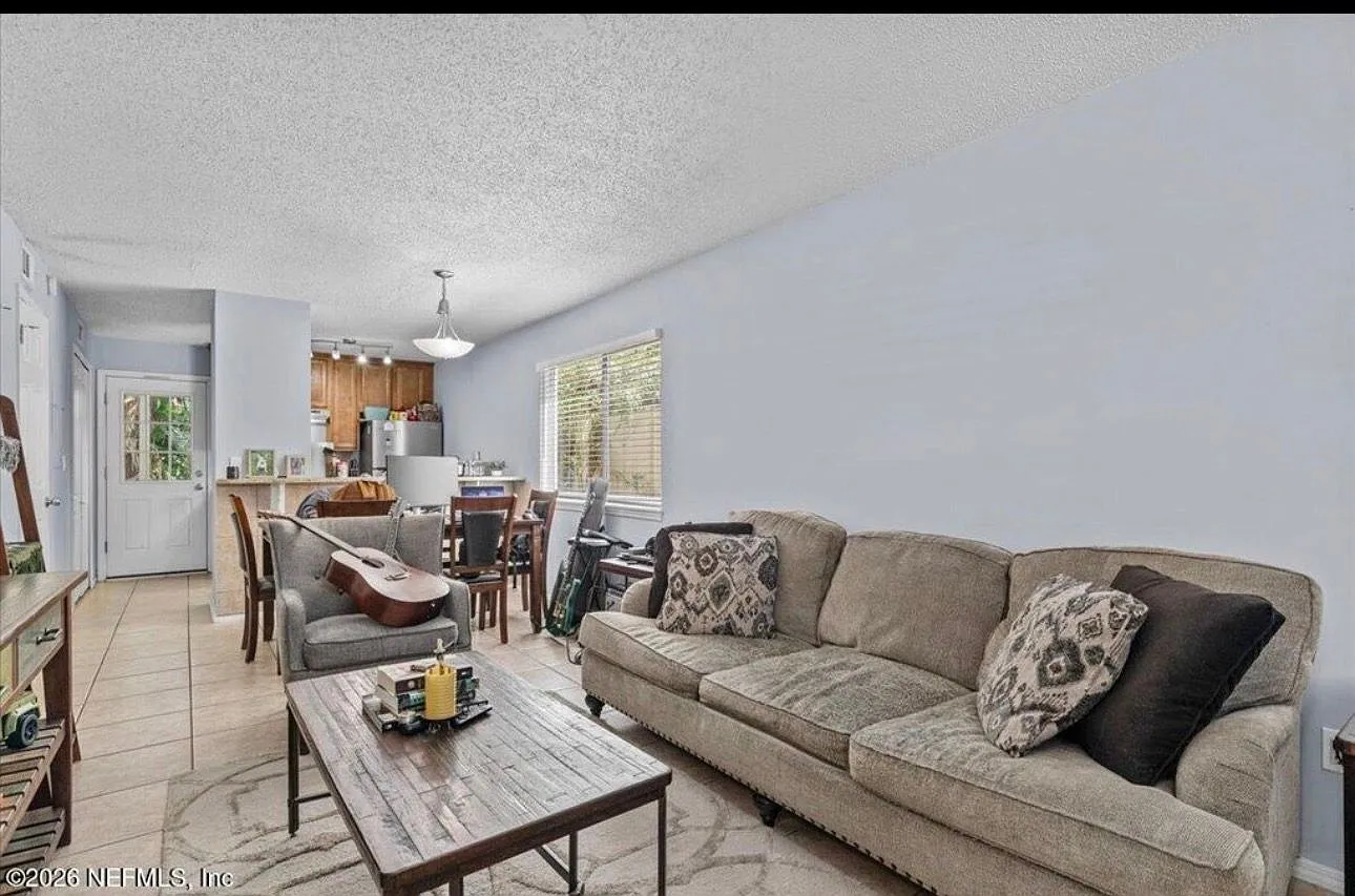 2 bed, 2.5 bath, 960 sqft, $2,300 — Photo 4