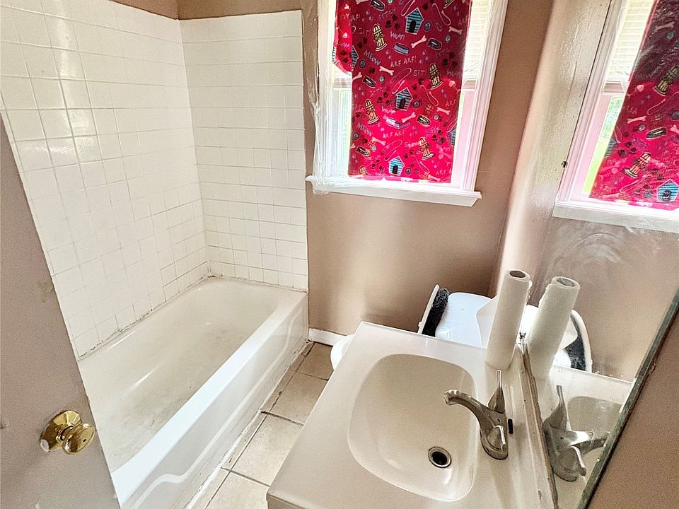 2nd image of 2118 Lampton St