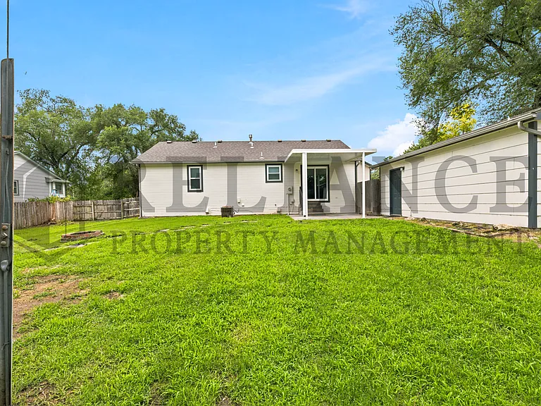 516 N Lakeside Dr — Photo 9