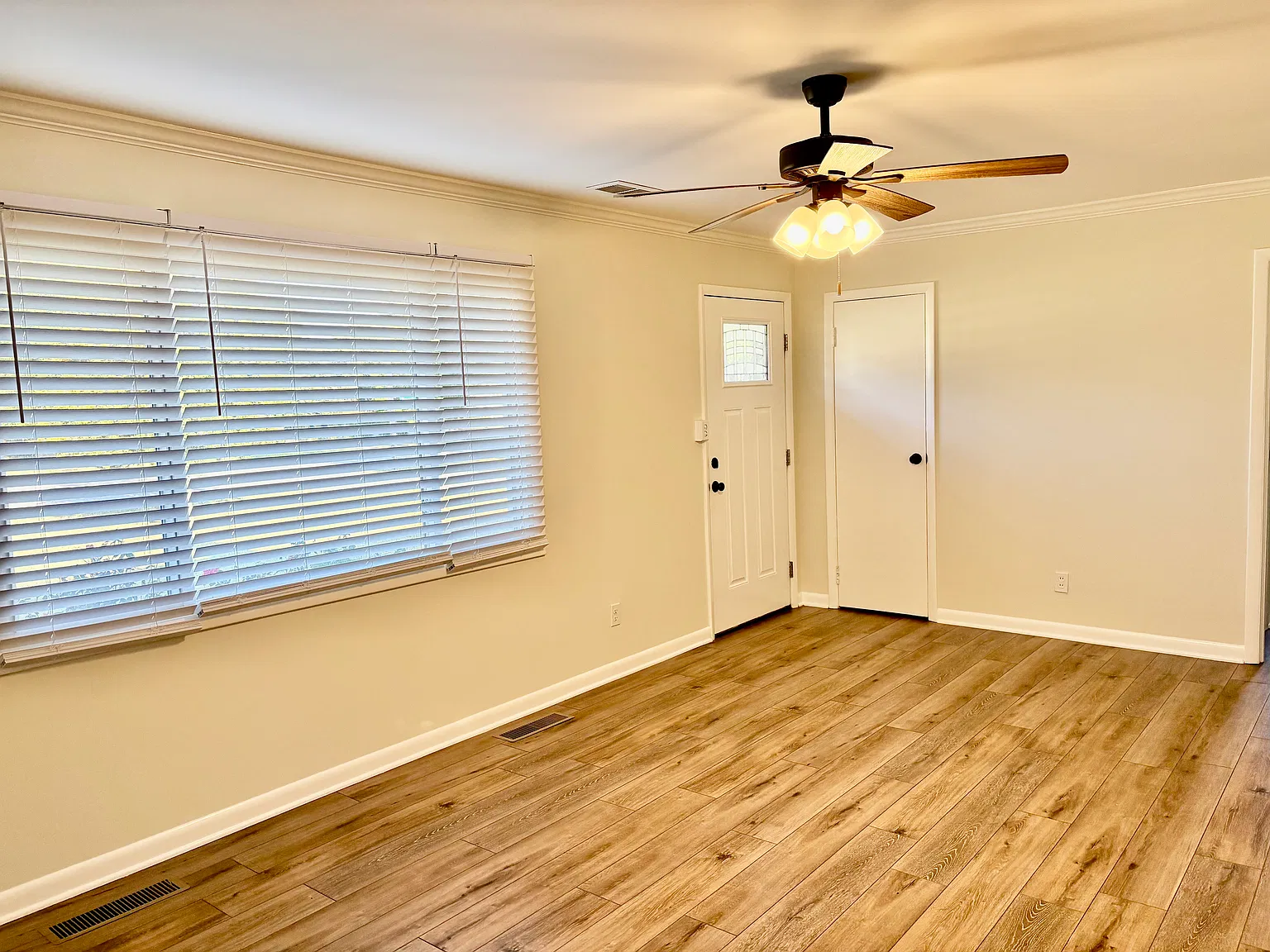 4 bed, 1.5 bath, 1292 sqft, $1,800 — Photo 2