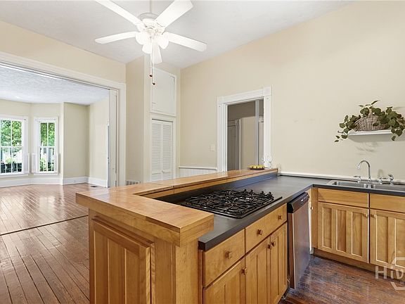 5th image of 411 E Huntingdon Street