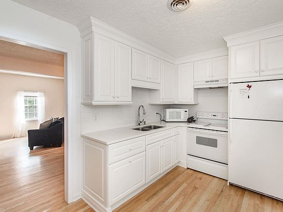 3rd image of 2810 Chelsea Ct APT 201