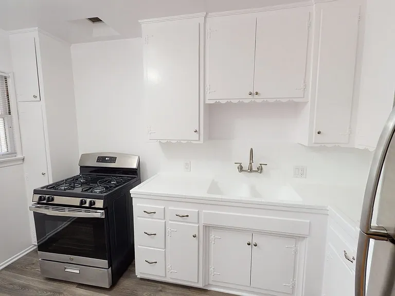 Rowena Avenue Apartments — Photo 9