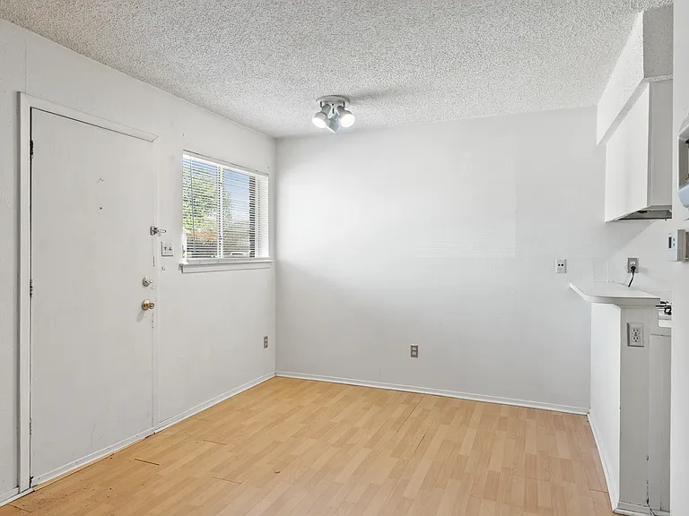 515 Krebs Ln #204 — Photo 8