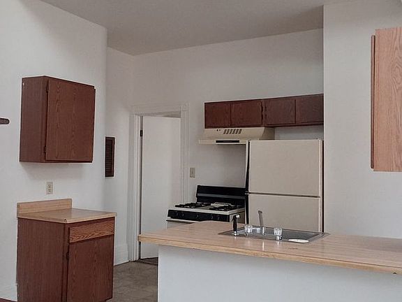 4th image of 354 W 7th St APT 4