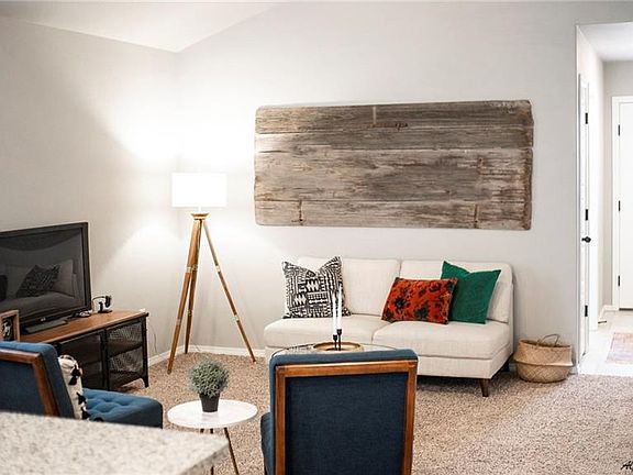 5th image of 1005 E Mimosa Pl