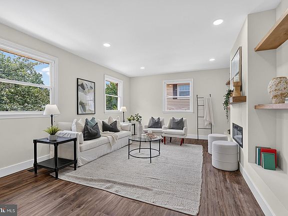 5th image of 10914 Layton St