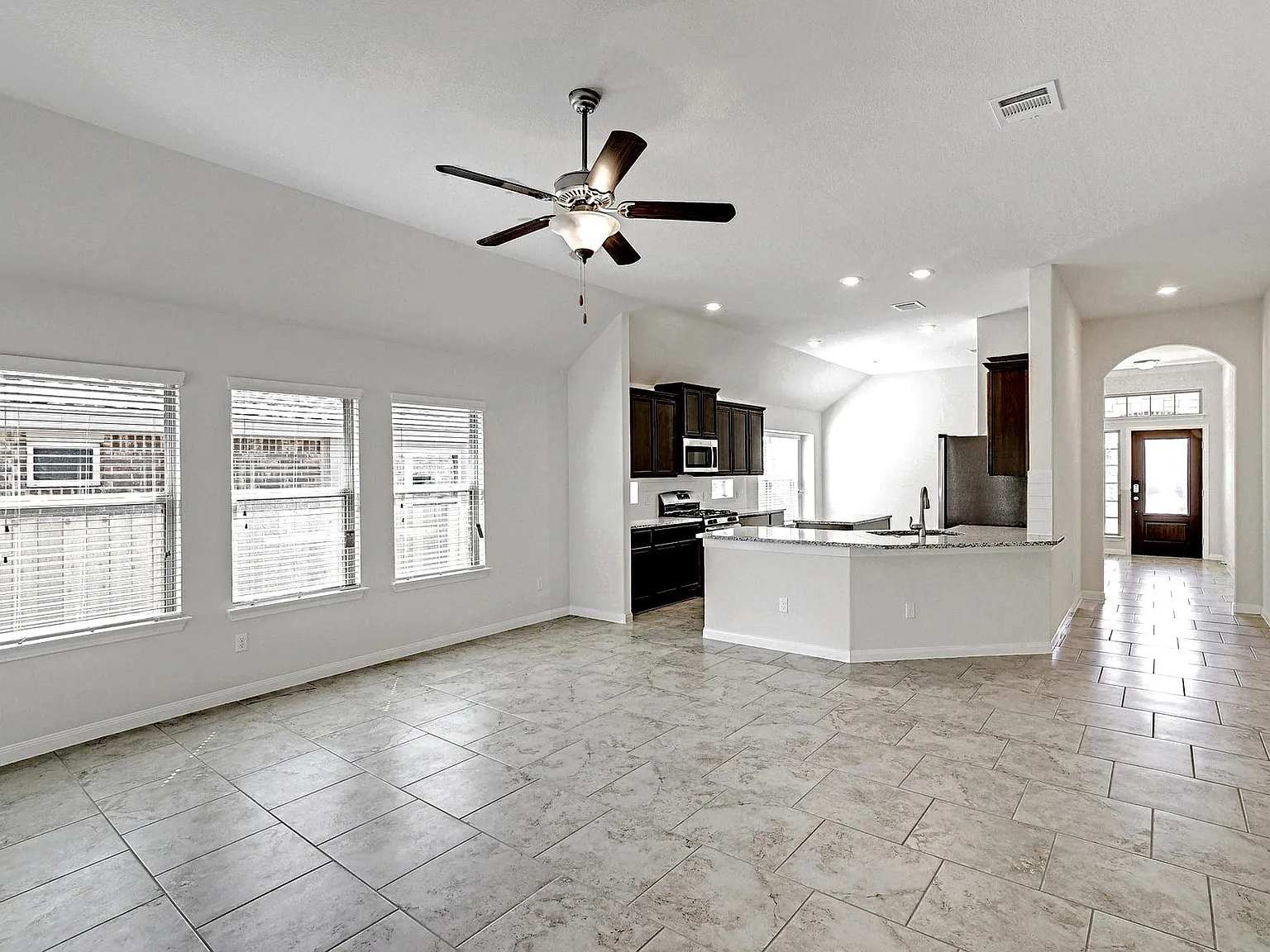 3 bed, 2.0 bath, 2046 sqft, $2,175 — Photo 3