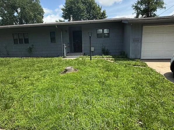 6604 SW Meadowdale Dr, Topeka, KS 66619