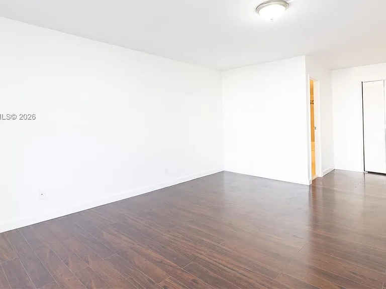 1000 Parkview Dr #302 — Photo 6