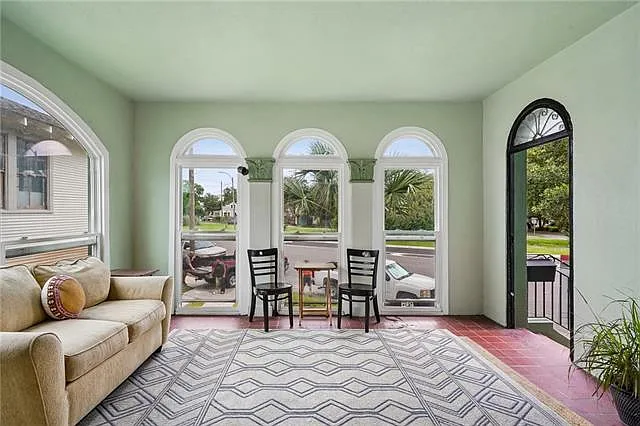 7018 S Claiborne Ave — Photo 3