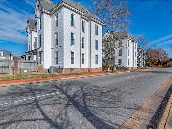 4th image of 983 Green St