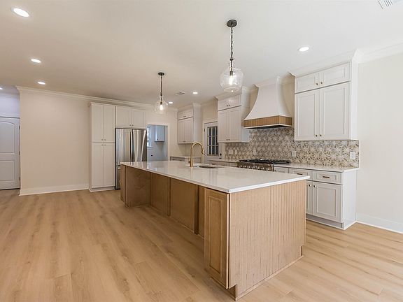 5th image of 202 E 19th St