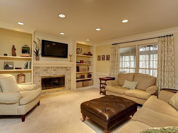 4th image of 210 Heirloom Ct