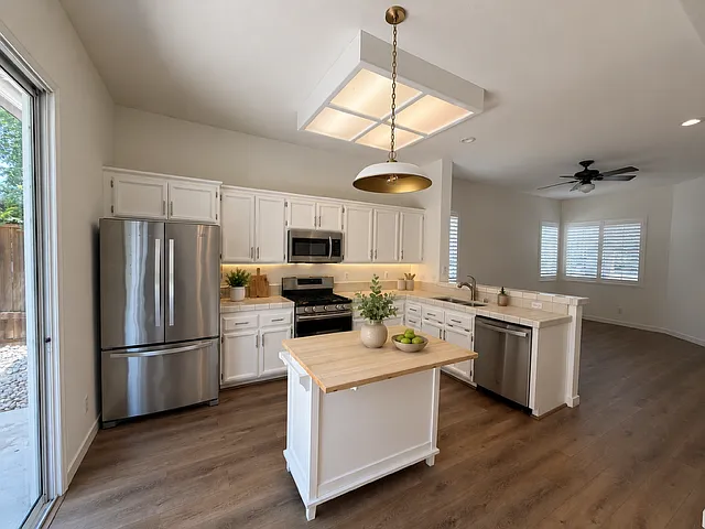 2202 Jason Ct — Photo 2